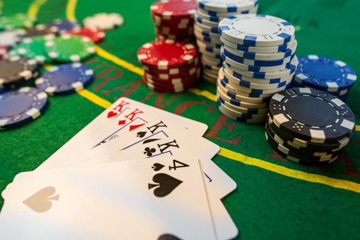 Texas Poker table on opatoto showing community cards and betting layout